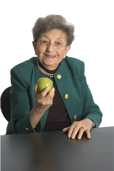 Femme mangeant une pomme — Photo