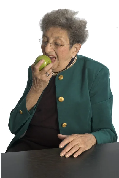 Mujer mayor con manzana —  Fotos de Stock