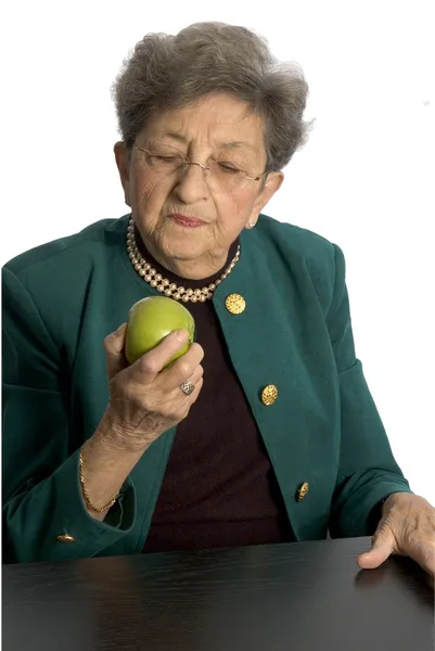 Mujer mayor con manzana — Foto de Stock