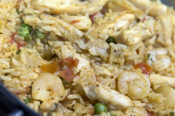 Paella mit Huhn und Meeresfrüchten — Stockfoto