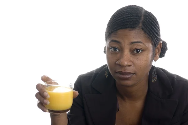 Mulher preta bonita com suco de laranja — Fotografia de Stock