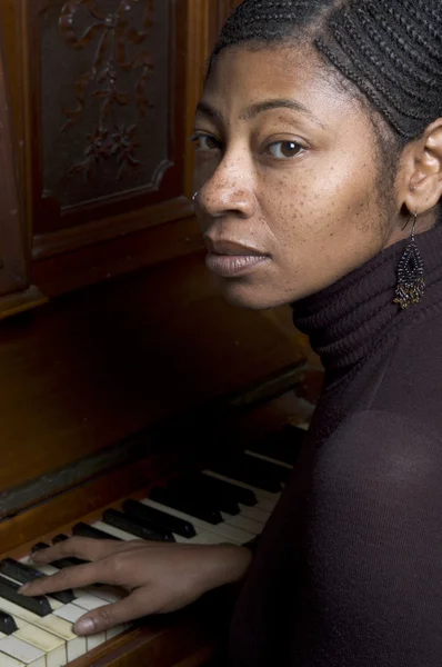 Pretty black woman at piano — Stock Photo, Image