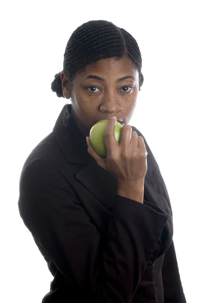 Jolie femme noire manger pomme — Photo