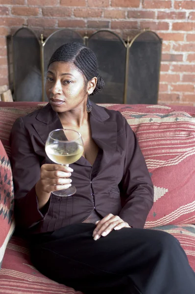 Piękna czarna kobieta na kanapie — Zdjęcie stockowe