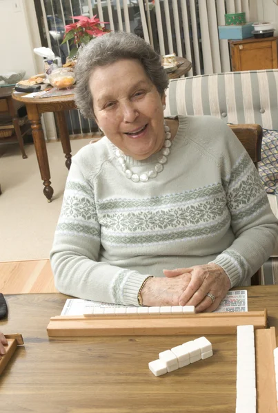 Äldre kvinna vid bordet — Stockfoto