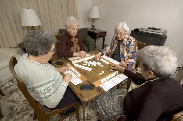 Mujer mayor en la mesa de juego — Foto de Stock