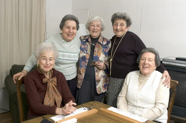 Senior femme à la table de jeu — Photo