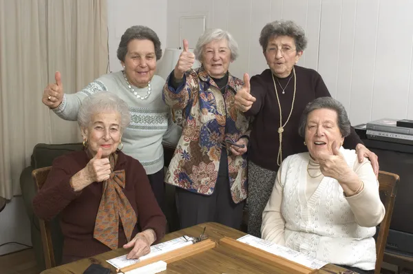 Senior women at the game table — Stockfoto