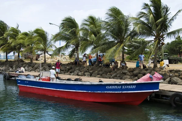 Nicaragau bateau panga indigène sur banlieue quai à petite île de maïs — Photo