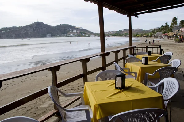 Oceano frente praia telhado de palha restaurante nicarágua — Fotografia de Stock