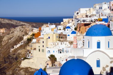Mavi kubbe kiliseler ve Akdeniz'de oia santorini ünlü Yunan Adası üzerinde klasik cyclades mimarisi