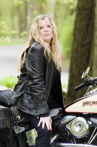 Femme sur moto — Photo