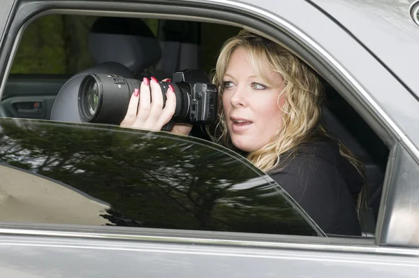 Vrouwelijke prive-detective met camera — Stockfoto