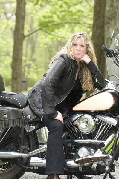 Kobieta na motocyklu — Zdjęcie stockowe