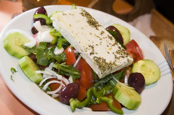 Грецький салат в ресторані таверни — стокове фото