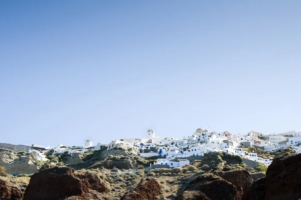 Oia santorini kaupunki rakennettu tulivuoren kallioita panoraama näkymä — kuvapankkivalokuva