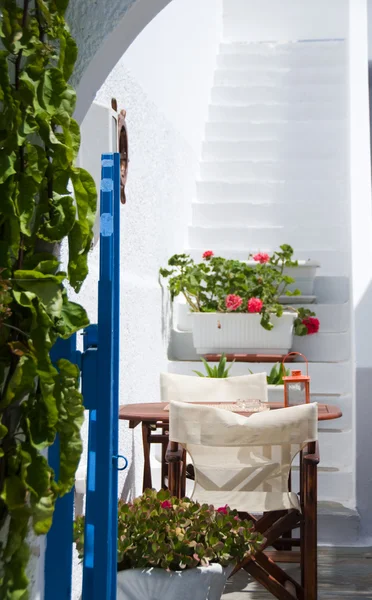 Arquitectura griega de las islas Cícladas con flores — Foto de Stock