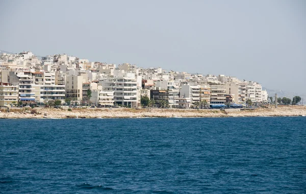 Widok obszaru metropolitalnego w Atenach z portu — Zdjęcie stockowe