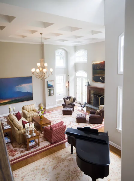 Velký obývací pokoj s koženými křesly a krb — Stock fotografie