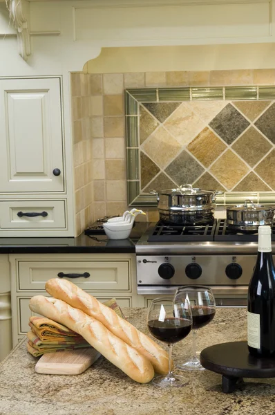 Kücheninsel mit Wein-Baguette — Stockfoto