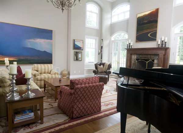 Grand salon avec chaises en cuir et cheminée — Photo