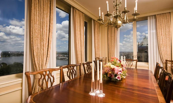 Penthouse sala de jantar com vista cidade de Nova Iorque — Fotografia de Stock