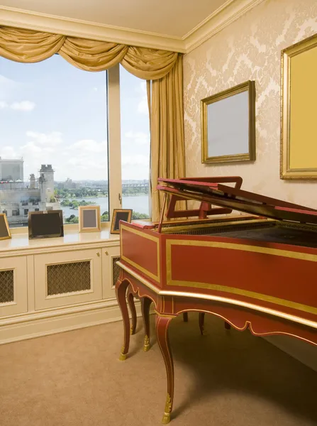 Clavecin dans chambre penthouse avec vue sur la rivière à New York cit — Photo