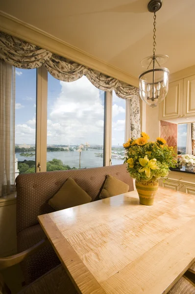 Dining table in kitchen nook penthouse new york — Stock Photo, Image