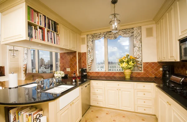 Cocina en apartamento de la ciudad — Foto de Stock