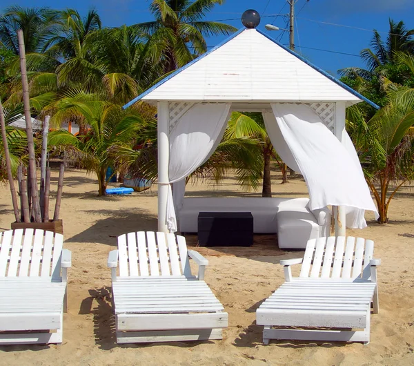 Cabana de praia com cama de dia — Fotografia de Stock