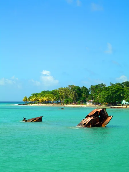 Afundado navio na costa da ilha de milho nicarágua — Fotografia de Stock