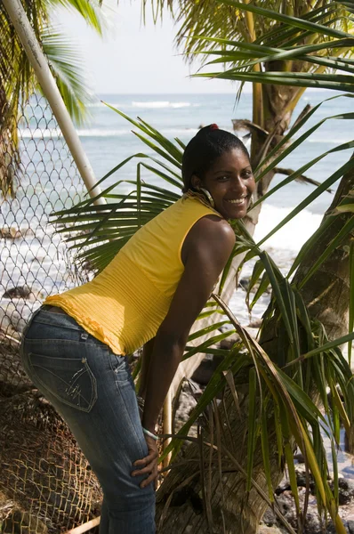 Güzel Latin asıllı siyahi bir kadın yerli Nikaragua dikey, palm — Stok fotoğraf