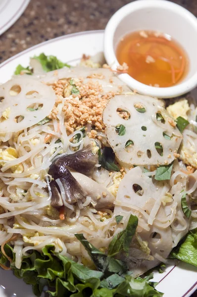 Noodles ρυζιού ανακατώνουν τηγανισμένος xao κουλούρι βιετναμέζικο φαγητό με λαχανικά — Φωτογραφία Αρχείου