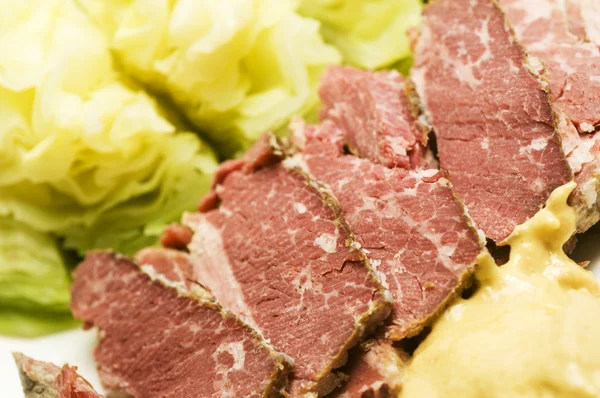 Tuzlanmış biftek ve lahana hardal — Stok fotoğraf