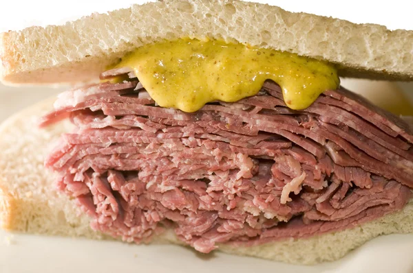 Dil ve Tuzlanmış biftek sandviç Yahudi siyah ekmek üzerinde — Stok fotoğraf