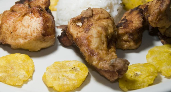 Tostones de frango frito e arroz branco — Fotografia de Stock