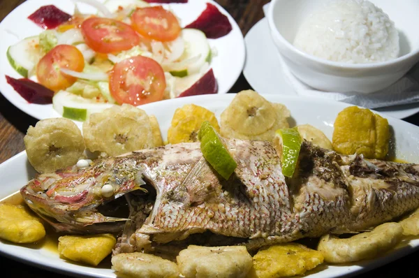 Diner met tostones rijst salade grote maïs eiland Vis nicaragua — Stockfoto