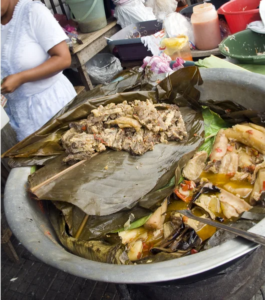 Dušené hovězí pouliční jídlo se zeleninou Juka leon Nikaragua — Stock fotografie