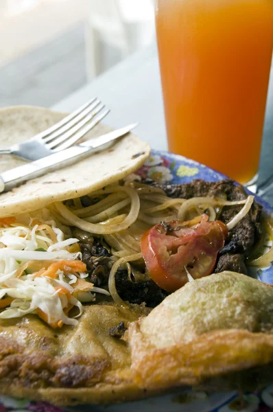 Blandet plate med gatemat leon nicaragua – stockfoto