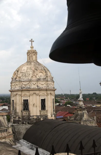 Torens van de kerk van la merced granada nicaragua bekijken van stad roo — Stockfoto