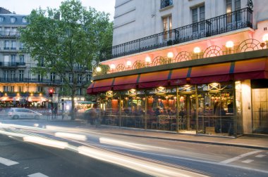 Bistro Paris Fransa gece sahne tipik architectur