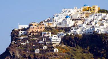 Imerovigli santorini volkanik kayalıklarla üzerinde kasabası
