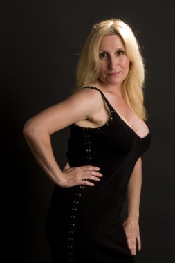 siyah elbise poz göz alıcı orta yaş kadın