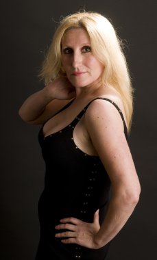 siyah elbise poz göz alıcı orta yaş kadın