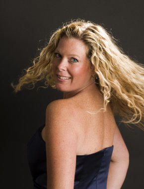 çekici kadın kokteyl elbisesi içinde poz