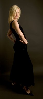 çekici kadın kokteyl elbisesi içinde poz