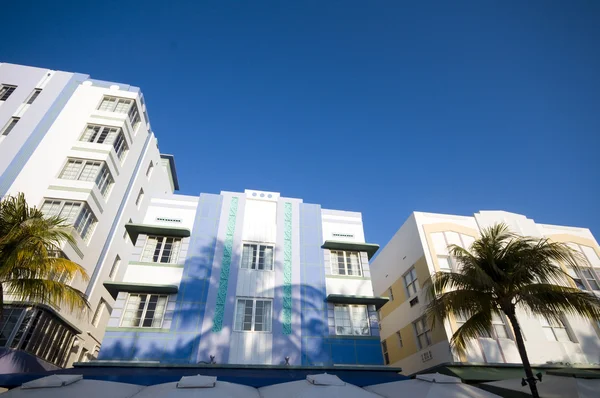 Edificios de arquitectura art deco histórico sur de la playa miami — Foto de Stock