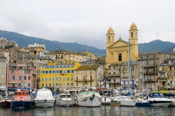 Gamla hamnen bastia Korsika Frankrike med st. john Baptistkyrkan — Stockfoto