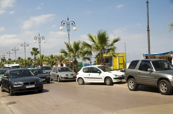 Palmera forrada Avenida Atenas y paseo marítimo Larnaca Chipre — Foto de Stock