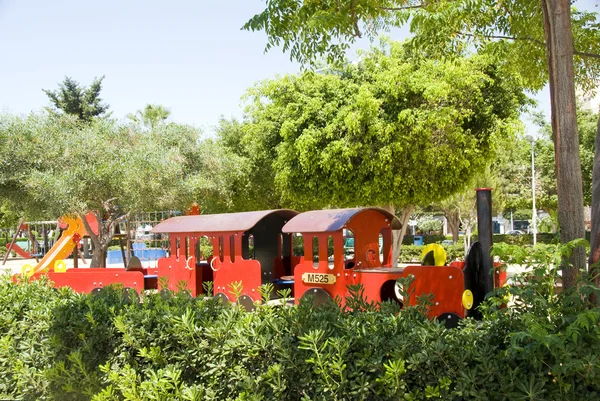 Touristische Kinder trainieren Park limassol Zypern — Stockfoto